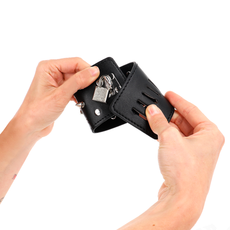 KINK - PUNK HÅNDLEDSBEVÆRER MED PIGGER 25 X 6 CM