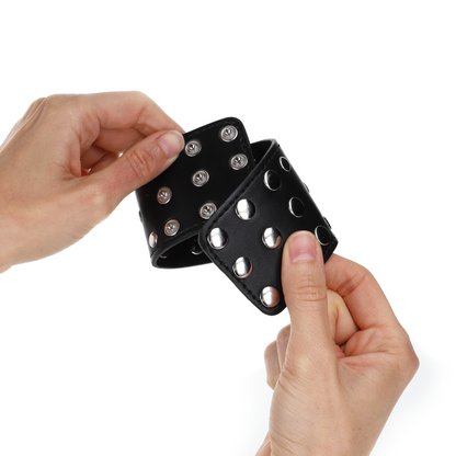 KINK - HÅNDLEDSBELTER MED TRYKKFEST FULL AV NAGLERE SVART JUSTERBAR 19-24 CM X 5,5 CM