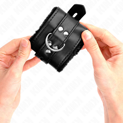 KINK - HÅNDLEDSBELTER MED PELSFØR MED FIRKANTEDE HULL, SVART OG SVART BELTE, JUSTERBART 17–29 CM X 6 CM