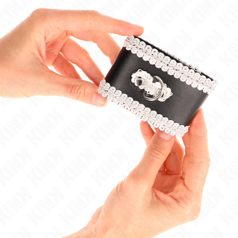 KINK - SVARTE HÅNDLEDSBELTER MED HVIT DEKORERT BLONDE, JUSTERBARE 20–23 CM X 5,5 CM