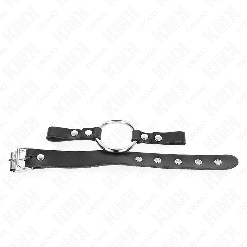 KINK - PENISRING I SKINN MED SPENNELUKKING 22 X 2 CM MED METALLRING 4 CM