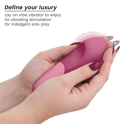WOMANIZER - VIBE LAY-ON STILLE VIBRATOR MØRKET ROSA